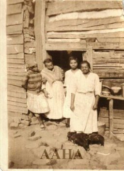 left-margaret-thompson-sallie-rector-catherine-rector-emily-rector-log-cabin-on-rattlesnake-mountain